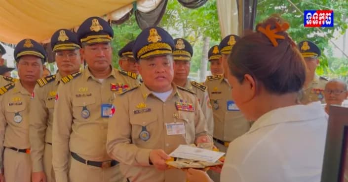 វីដេអូ: លោកឧត្តមសេនីយ៍ទោ ហេង សុផល ដឹកនាំកងកម្លាំង ចូលរួមរំលែកទុក្ខជាមួយក្រុមគ្រួសារសពមន្ត្រីនគរបាលជាតិ នៃស្នងការដ្ឋាននគរបាលខេត្តកំពង់ធំ