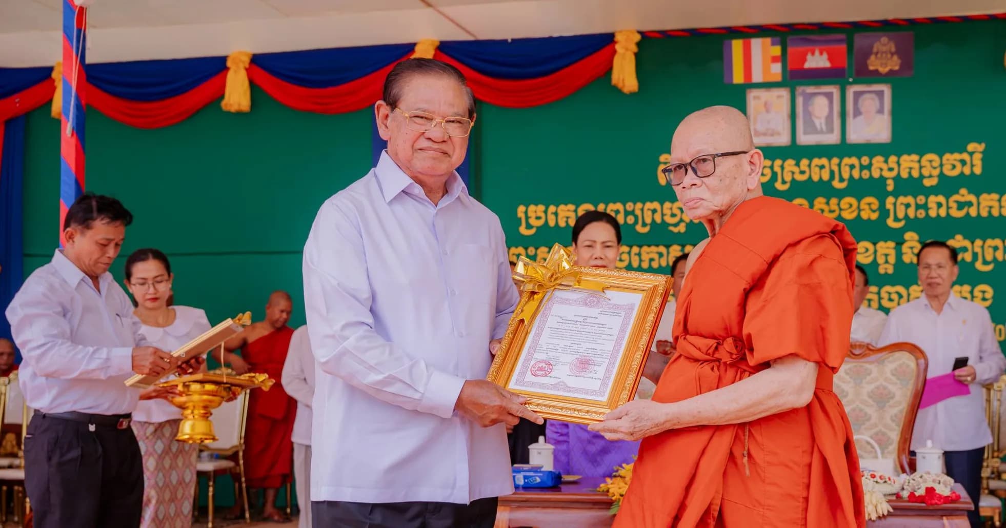 ពិធីស្រោចព្រះសុគន្ធវារី ប្រគេនព្រះព្រហ្មសត្ថា ហេង សុខន ព្រះរាជាគណៈកិត្តិយស់ ព្រះសង្ឃកិច្ចកោសល  ព្រះមេគណខេត្ត និងជាព្រះឧបជ្ឈាយ៍ខេត្ត និងព្រះមន្រ្តីសង្ឃខេត្តបាត់ដំបង ចំនួន៦ព្រះអង្គ
