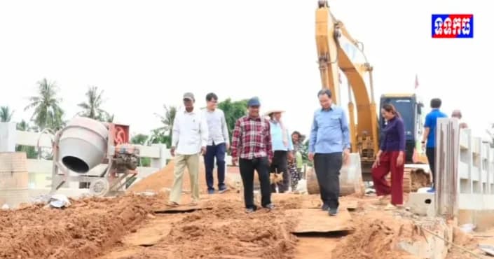 វីដេអូ: មន្ត្រីជាន់ខ្ពស់ក្រសួងធនធានទឹកនិងឧតុនិយម ចុះពិនិត្យវឌ្ឍនភាពនៃការសាងសង់ស្ពានអូរដូង និងទំនប់ក្រាយ ក្នុងឃុំម្សាក្រង ស្រុកស្ទោង