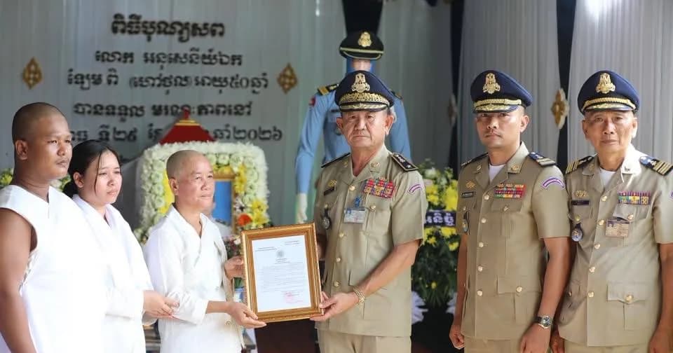 លោក​ឧត្ដមសេនីយ៍​ត្រី​ សឿម​ សារិទ្ធ​ បាន​ចាត់​តំណាង​នាំ​យក​ថវិកា​របស់​សមាគម​មិត្ត​នគរបាល​ជាតិ​កម្ពុជា​ប្រគល់​ជូន​ដល់​តំណាង​គ្រួសារ​សព​លោក​អនុសេនីយ៍ឯក​ ឡែម​ ពិ