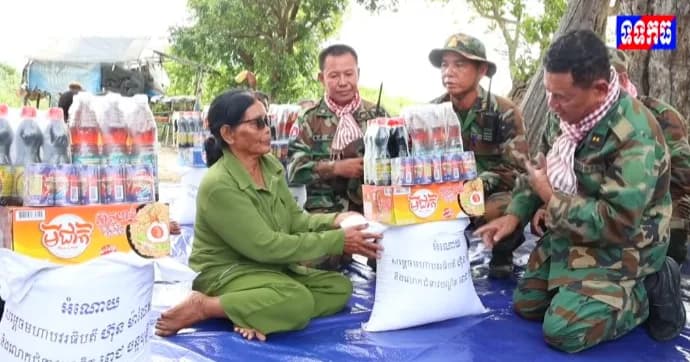 វីដេអូ: ប្រជានេសាទដែលមានជីវភាពលំបាកខ្វះខាតនៅក្នុងរដូវបិទនេសាទ ២០គ្រួសារនៅឃុំពាមបាង ស្រុកស្ទោង ខេត្តកំពង់ធំ បានទទួលអំណោយរបស់សម្ដេចមហាបវរធិបតី ហ៊ុន ម៉ាណែត និងលោកជំទាវ