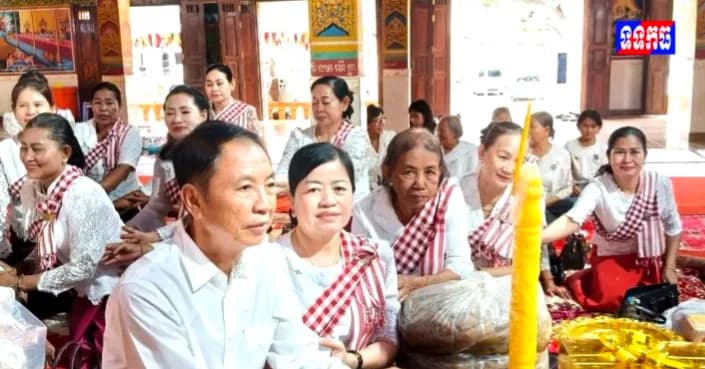 វីដេអូ: ប្រធានក្រុមការងារចុះមូលដ្ឋានស្រុកកំពង់ស្វាយប្រគេនទានចំណាំព្រះវស្សាដល់វត្តចំនួនប្រាំក្នុងក្រុងស្ទឹងសែន
