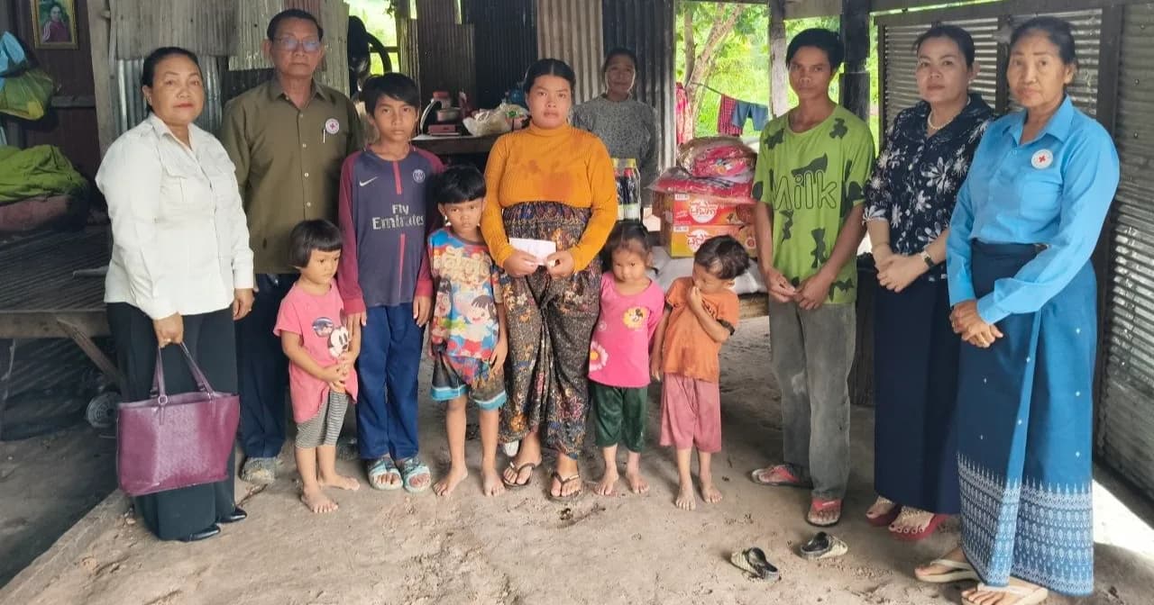 ​លោកស្រី វិន ស៊ីធួន អភិបាលរងខេត្តស្ទឹងត្រែង នាំយកអំណោយសួរសុខទុក្ខគ្រួសារក្រីក្រមានបន្ទុកធ្ងន់នៅសង្កាត់ព្រះបាទ