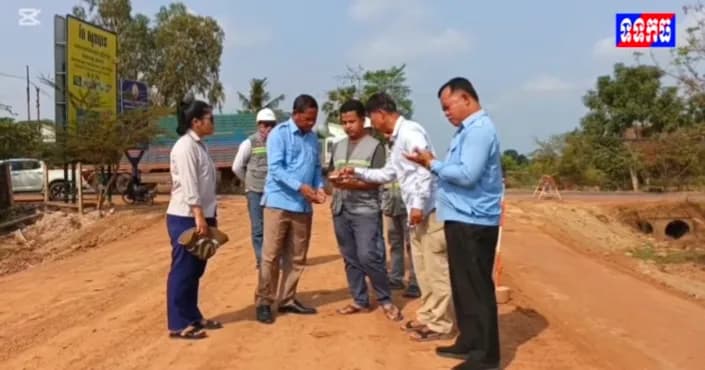 ‎វីដេអូ: លោកអភិបាលស្រុកប្រាសាទបល្ល័ង្ក បានអញ្ជើញចុះពិនិត្យមើលវឌ្ឍនភាពនៃការសាងសង់ផ្លូវកៅស៊ូ (DBST)១ខ្សែ ស្ថិតនៅក្នុងឃុំសាលាវិស័យ ដើម្បីធានាឱ្យបាននូវគុណភាព បច្ចេកទេស និងបញ្ចប់តាមផែនការដែលបានកំណត់