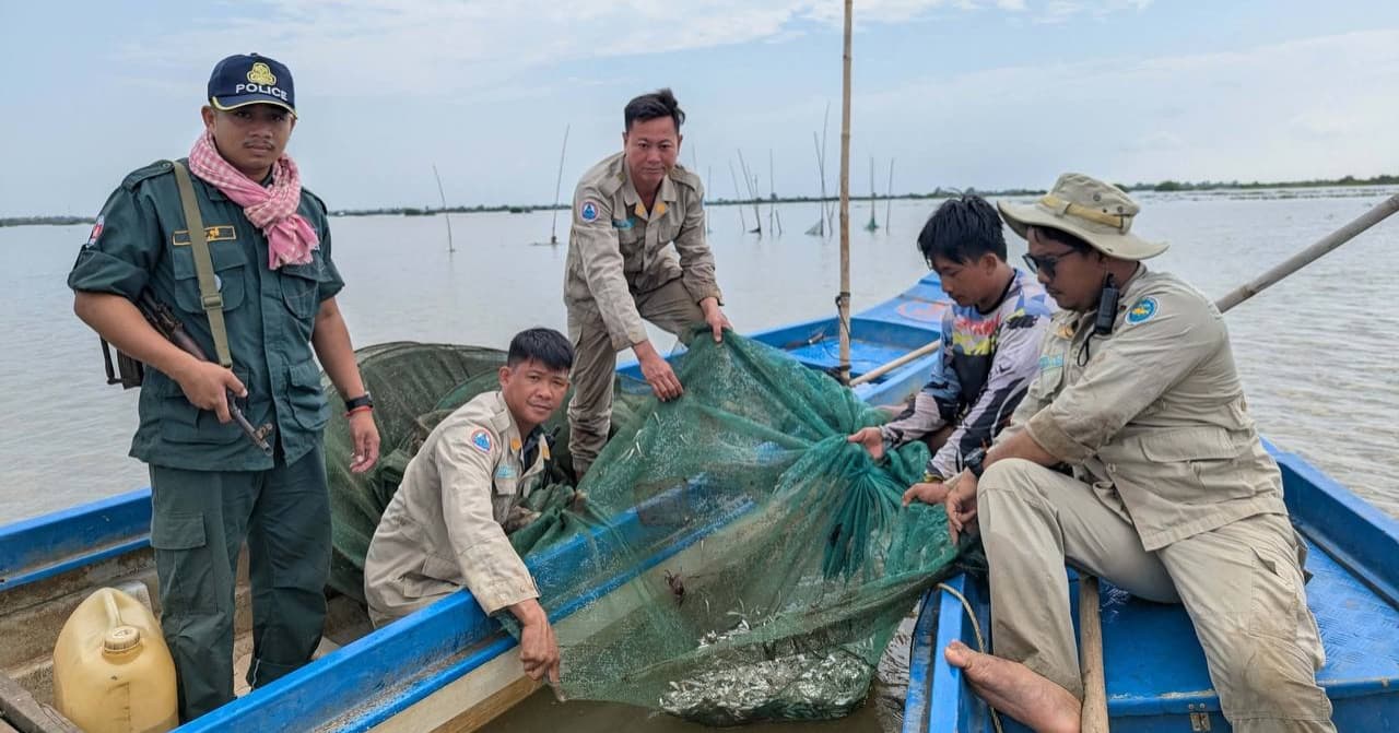 កូនត្រីចម្រុះប្រមាណជាង ៦០គីឡូក្រាម បានចាក់លែងក្នុងបឹងធម្មជាតិវិញ និងឧបករណ៍ល្មើសជាច្រើន ត្រូវបានបំផ្លាញចោល ក្នុងការបង្ក្រាបបទល្មើសជលផល ២ករណី នៅស្រុកព្រៃឈរ