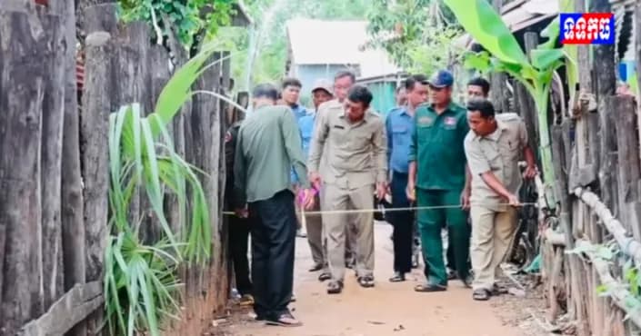 វីដេអូ៖ អភិបាលស្រុកស្ទោង អំពាវនាវឱ្យពលរដ្ឋចូលរួមសម្បទានដីបើកផ្លូវថ្មី ខណៈប្រជាពលរដ្ឋសម្តែងការសាទរយ៉ាងក្រៃលែង