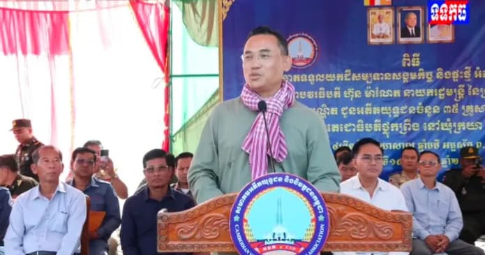 វីដេអូ៖ ផ្ទះចំនួន ៣៥ខ្នងថ្មីទៀត អំណោយរបស់សម្តេចមហាបវរធិបតី ហ៊ុន ម៉ាណែត និងលោកជំទាវ ត្រូវបានចាប់ឆ្នោតប្រគល់ជូនអតីតយុទ្ធជន គ្មានដី គ្មានផ្ទះ នៅខេត្តកំពង់ធំ