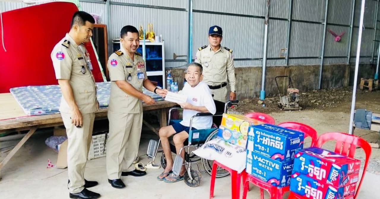 ក្រុមការងារលេខាដ្ឋានអតីតយុទ្ធជន និងនិវត្តជនកម្ពុជា ខេត្តកំពង់ចាម ចុះសួរសុខទុក្ខ និងនាំអំណោយចែកជូននិវត្តជនម្នាក់ នៅសង្កាត់សំបួរមាស ក្រុងកំពង់ចាម
