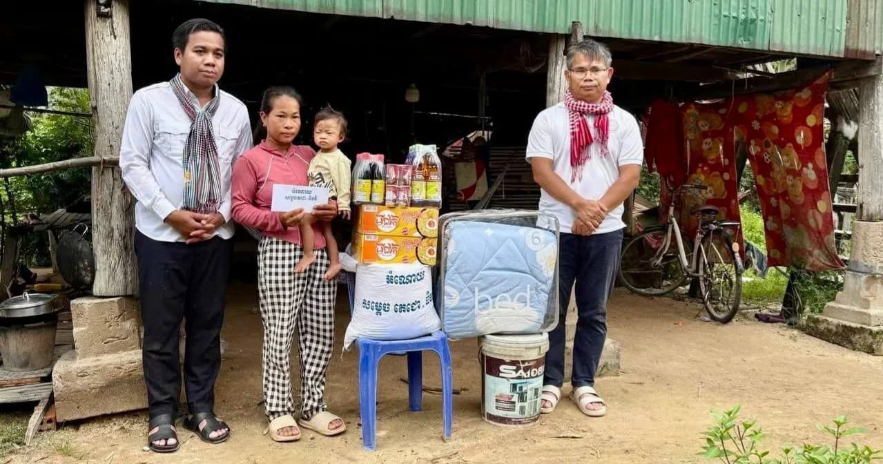 ក្រុមការងារមនុស្សធម៌សម្តេចតេជោ.ធិបតី នាំយកអំណោយចែកជូនប្រជាពលរដ្ឋ២០គ្រួសារ នៅស្រុកកំពង់លែង
