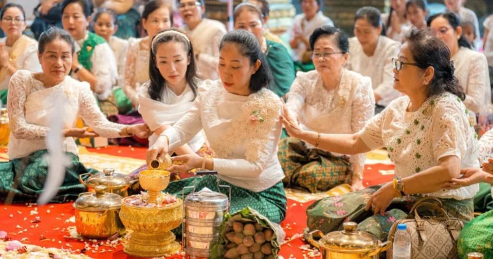 ភរិយា ឯកឧត្តម រដ្ឋមន្ត្រី នេត្រ ភក្រ្តា ដឹកនាំថ្នាក់ដឹកនាំ និងមន្រ្តីក្រសួងព័ត៌មាន អញ្ជើញកាន់បិណ្ឌវេនទី៥ នៅវត្តព្រះវិហារធំ សសរ១០០ ខេត្តក្រចេះ