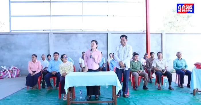 វីដេអូ៖ លោកជំទាវ ឃួន ឃុនឌី លើកទឹកចិត្តបងប្អូនស្ត្រី ជាអាជីវករលក់ក្រឡាន ឱ្យបង្កើនគុណភាពរសជាតិ និងថែរក្សាអនាម័យ ដើម្បីបង្កើនភាពជឿជាក់ដល់អតិថិជន