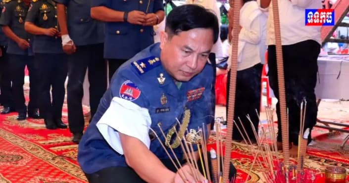 វីដេអូ: លោកឧត្តមសេនីយ៍ត្រី មាស យ៉ត អញ្ជើញដឹកនាំក្រុមការងារ គោរពវិញ្ញាណក្ខន្ធសពលោកវរសេនីយ៍ទោ ឃុន ប៊ុនហួរ មេបញ្ជាការកងរាជអាវុធហត្ថស្រុកបារាយណ៍
