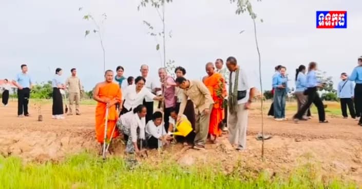 វីដេអូ៖ លោកអភិបាលស្រុកស្ទោង ថា ការចូលរួមរបស់យុវជន អាជ្ញាធរមូលដ្ឋាន ព្រះសង្ឃ លោកអាចារ្យ គណៈកម្មការ និងប្រជាពលរដ្ឋ ក្នុងការចូលរួមដាំដើមឈើ ជាចំណែកនៃការលើកកម្ពស់សោភ័ណភាព និងបរិស្ថាន