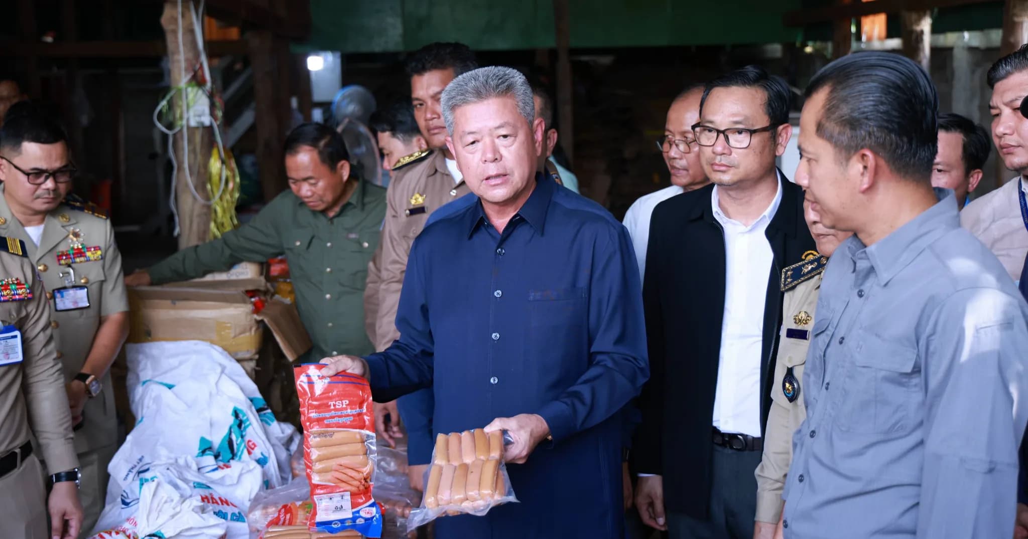ឃ្លាំងស្តុកចែកចាយសាច់ប្រហិតចម្រុះ ខូចគុណភាព និងគ្មានប្រភពច្បាស់លាស់ យីហោ/ម៉ាក TSP នៅឃុំបែកចាន ស្រុកអង្គស្នួល ត្រូវបានសមត្ថកិច្ចខេត្តកណ្តាលចុះបង្ក្រាប