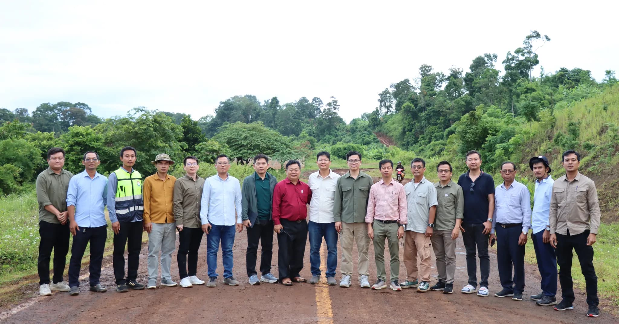 ក្រុមការងារអន្តរក្រសួង ចុះពិនិត្យគម្រោងជួសជុល និងស្ថាបនាផ្លូវជាតិ-ផ្លូវខេត្ត ក្នុងផែនការឆ្នាំ២០២៧ នៅខេត្តមណ្ឌលគិរី ដើម្បីសម្រួលការធ្វើដំណើរ និងការដឹកជញ្ជូន