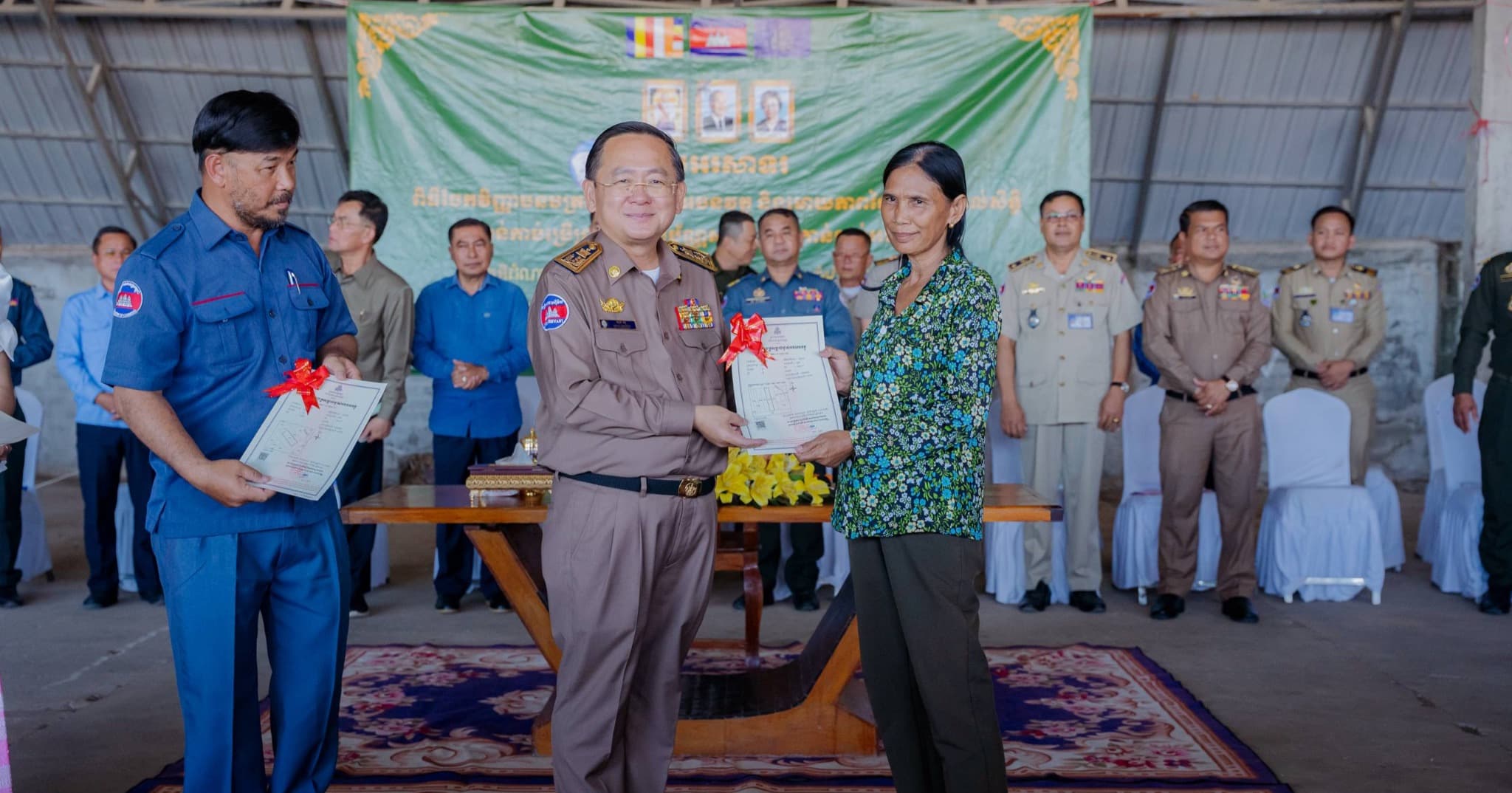 ឯកឧត្តម សុខ លូ អញ្ជើញចែកវិញ្ញាបនបត្រសម្គាល់ម្ចាស់អចលនវត្ថុ ជិត ៥ពាន់បណ្ណ ជូនប្រជាពលរដ្ឋជាង ២ពាន់គ្រួសារ នៅស្រុកភ្នំព្រឹក
