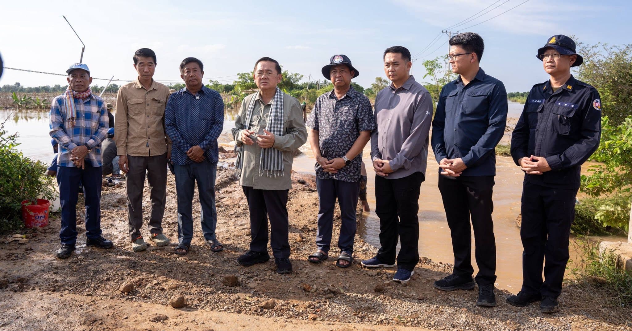 ឯកឧត្តម សុខ លូ អញ្ជើញចុះពិនិត្យខ្សែផ្លូវដែលរងការខូចខាតដោយជំនន់ទឹកភ្លៀងធ្វើឱ្យប៉ះពាល់ខ្លាំងដល់ការធ្វើដំណើររបស់ប្រជាពលរដ្ឋ