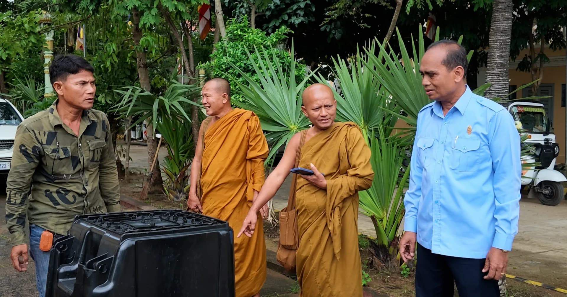 ក្រសួងបរិស្ថាន និងក្រសួងធម្មការ និងសាសនា បានចែកធុងសំរាមចំនួន ៩១៦ធុង ដល់វត្តទាំង១៤ ក្រុង ស្រុក នៃខេត្តបាត់ដំបង ក្នុងការលើកកម្ពស់ភាពស្អាត បៃតង និរន្តភាព ស្របទៅនឹងយុទ្ធសាស្រ្តចក្រាវិស័យបរិស្ថាន