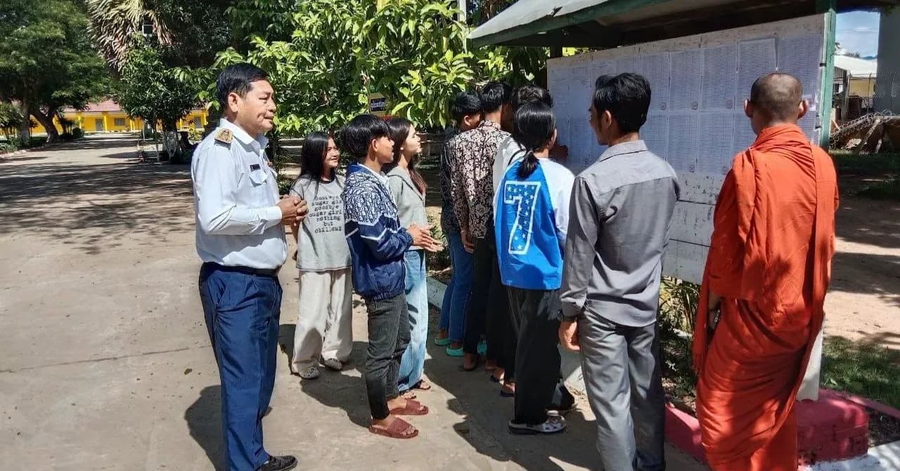 បេក្ខជនប្រឡងបាក់ឌុបឆ្នាំ២០២៦ ក្នុងខេត្តពោធិ៍សាត់ ស្រុះគ្នាទៅពិនិត្យមើលឈ្មោះ និងលេខតុតាមមណ្ឌលប្រឡង