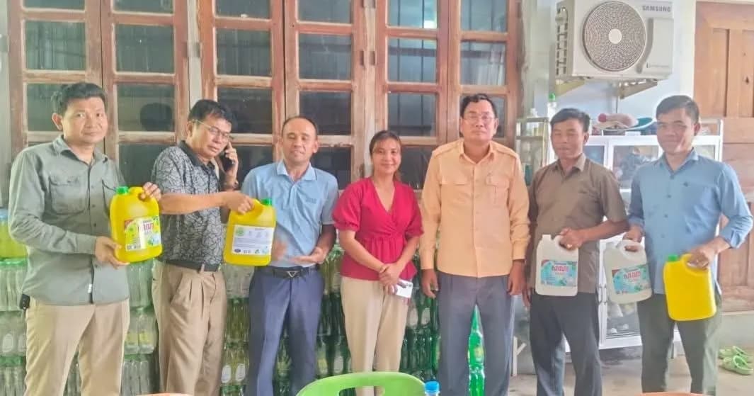 អភិបាលស្រុកថ្មពួក ចុះពិនិត្យទីតាំង និងសង្វាក់ផលិតកម្មសាប៊ូលាងចាន នៅឃុំបន្ទាយឆ្មារ ដើម្បីជំរុញសេដ្ឋកិច្ចមូលដ្ឋាន