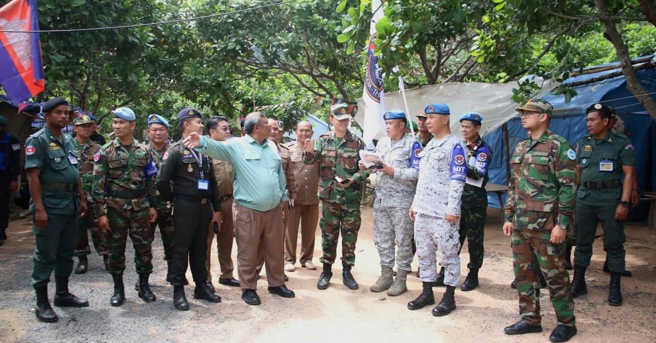ប្រធានបេសកកម្មក្រុមអ្នកសង្កេតការណ៍អាស៊ាន ចុះសួរសុខទុក្ខ និងពិនិត្យស្ថានភាពរស់នៅរបស់ប្រជាពលរដ្ឋដែលបានផ្លាស់ទីលំនៅជាបណ្តោះអាសន្ន នៅមណ្ឌលសុវត្ថិភាពវត្តពើងអង្កាម