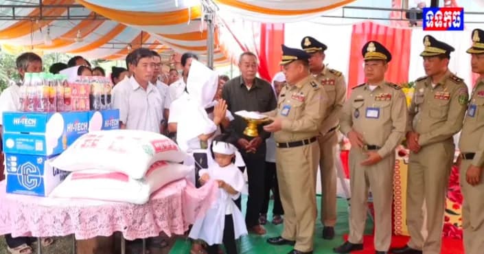 វីដេអូ៖ លោកឧត្តមសេនីយ៍ទោ ហេង សុផល ដឹកនាំកងកម្លាំងចូលរួមរំលែកទុក្ខជាមួយក្រុមគ្រួសារសពមន្ត្រីនគរបាលជាតិ នៃស្នងការដ្ឋាននគរបាលខេត្តកំពង់ធំ